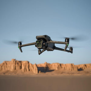 DJI Mavic 3 Pro Fly More Combo con DJI RC (radiocomando con schermo), drone con tripla fotocamera e Hasselblad con CMOS da 4/3 - Scopri l'innovazione di alta qualità - a soli 2482€
