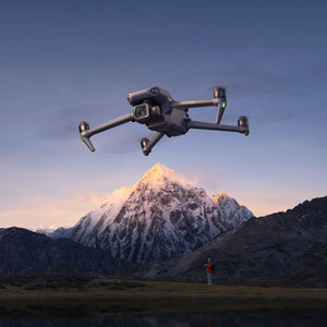 DJI Mavic 3 Classico (DJI RC) – Drone con fotocamera Hasselblad con CMOS da 4/3, video in 5.1K HD, autonomia di 46 min, trasmissione fino a 15 km - Scopri l'innovazione di alta qualità - a soli 1300€