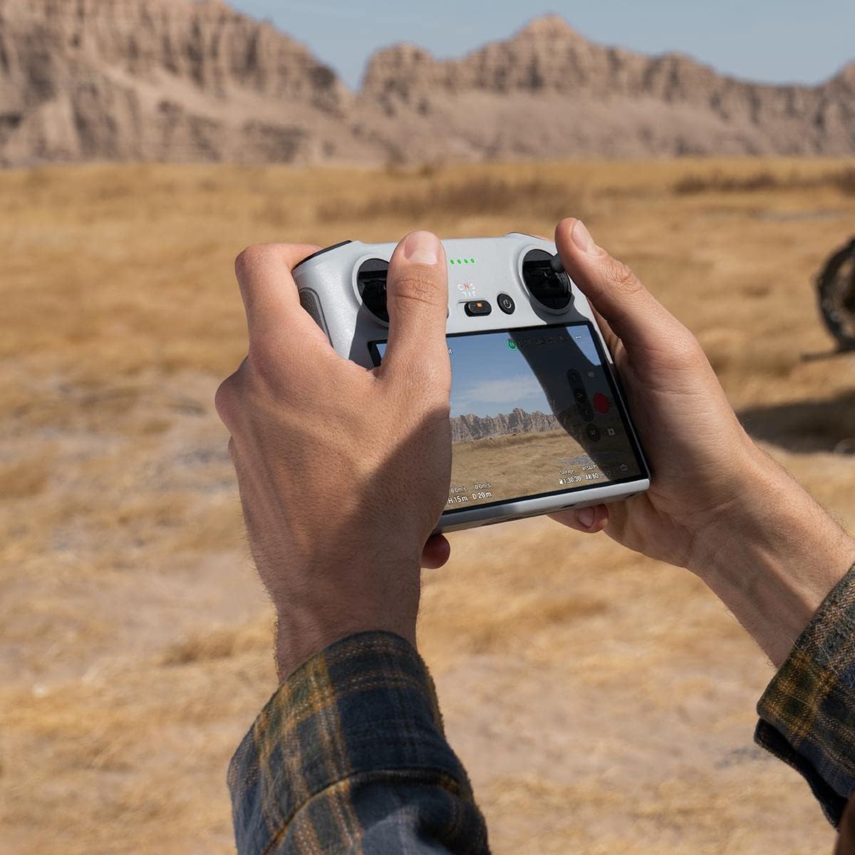 DJI Mavic 3 Pro Fly More Combo con DJI RC (radiocomando con schermo), drone con tripla fotocamera e Hasselblad con CMOS da 4/3 - Scopri l'innovazione di alta qualità - a soli 2482€