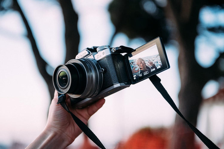 Nikon Z fc KIT Z DX 16-50 mm 1:3.5-6.3 VR Silver Edition (20.9 MP, mirino OLED con 2.36 milioni di pixel, 11 fotogrammi al secondo) - Scopri l'innovazione di alta qualità - a soli 1097€