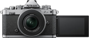 Nikon Z fc KIT Z DX 16-50 mm 1:3.5-6.3 VR Silver Edition (20.9 MP, mirino OLED con 2.36 milioni di pixel, 11 fotogrammi al secondo) - Scopri l'innovazione di alta qualità - a soli 1097€
