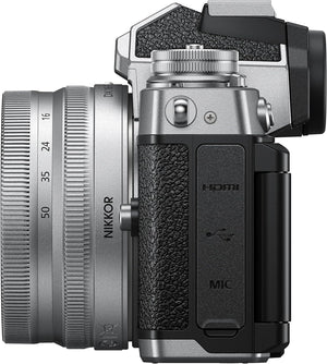 Nikon Z fc KIT Z DX 16-50 mm 1:3.5-6.3 VR Silver Edition (20.9 MP, mirino OLED con 2.36 milioni di pixel, 11 fotogrammi al secondo) - Scopri l'innovazione di alta qualità - a soli 1097€