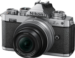 Nikon Z fc KIT Z DX 16-50 mm 1:3.5-6.3 VR Silver Edition (20.9 MP, mirino OLED con 2.36 milioni di pixel, 11 fotogrammi al secondo) - Scopri l'innovazione di alta qualità - a soli 1097€