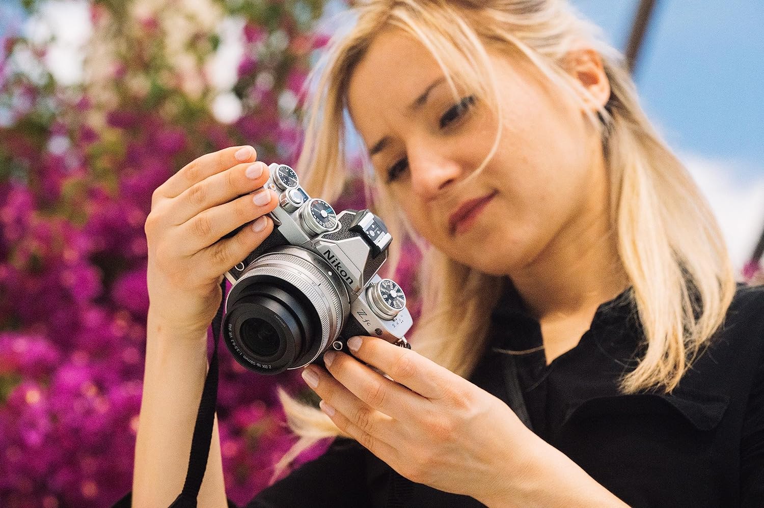 Nikon Z fc KIT Z DX 16-50 mm 1:3.5-6.3 VR Silver Edition (20.9 MP, mirino OLED con 2.36 milioni di pixel, 11 fotogrammi al secondo) - Scopri l'innovazione di alta qualità - a soli 1097€