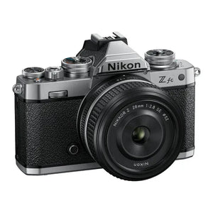 Nikon Z fc Kit con NIKKOR Z 28mm f/2.8 (SE) - Scopri l'innovazione di alta qualità - a soli 1129€