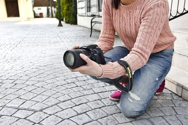 Nikon D7500 Fotocamera Reflex Digitale con Obiettivo AF-S DX NIKKOR 18–140mm f/3.5-5.6G ED VR, 20.9 Megapixel, Nero - Scopri l'innovazione di alta qualità - a soli 1051€